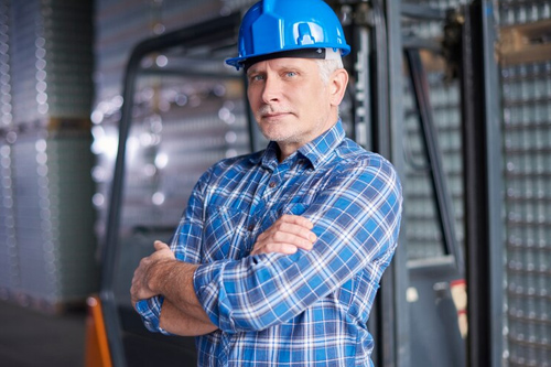 imagen almacén con carretillas elevadoras