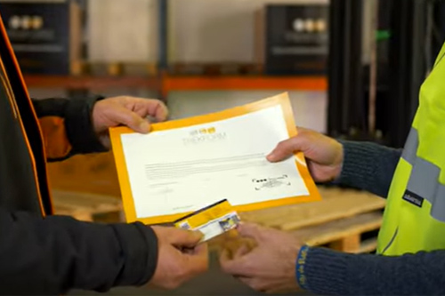 Trabajador en almacén trabajando con un apilador.